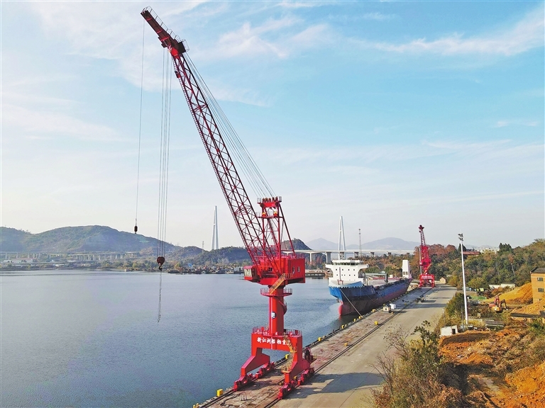 长江畔的江西省新江洲船舶重工有限责任公司。