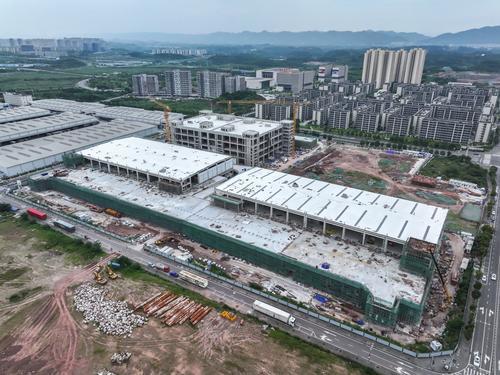 ▲沙坪坝区中交重庆冷链智慧产业园一期3栋主体建筑加快建设。记者 郑宇 摄