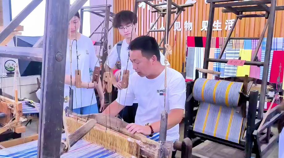 陶文成教实践团队织布的直播现场