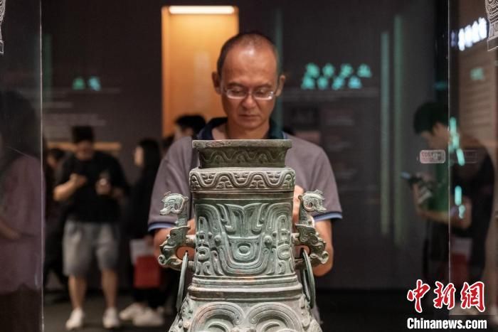 7月8日，民众正在参观“天下有道——周礼主题展”。(中国航海博物馆供图)