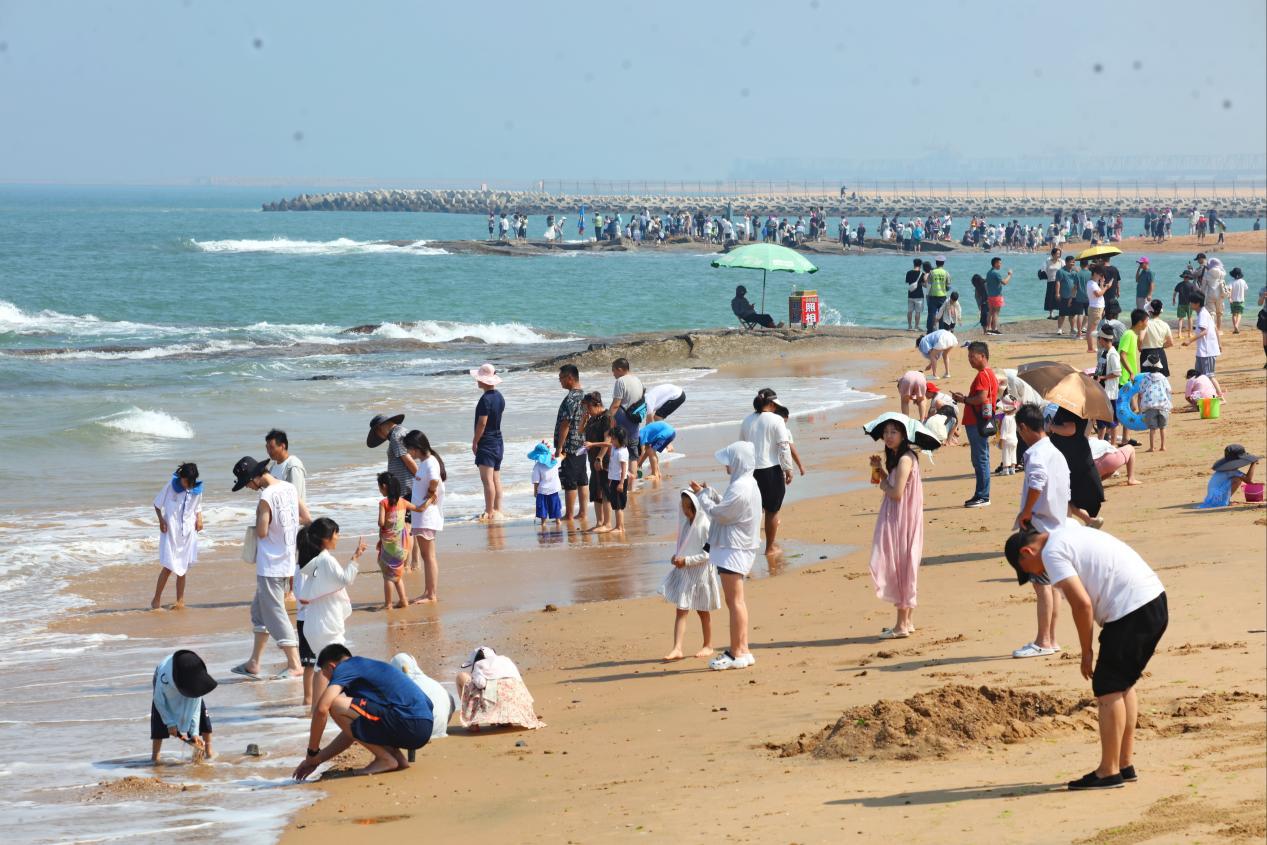 孩子们在沙滩上尽情玩耍。张守本 摄