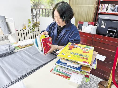 7月3日，石家庄市图书馆工作人员正在核对打包图书，这些图书是读者通过“冀图邮书”小程序借阅的。本报记者 田 恬摄