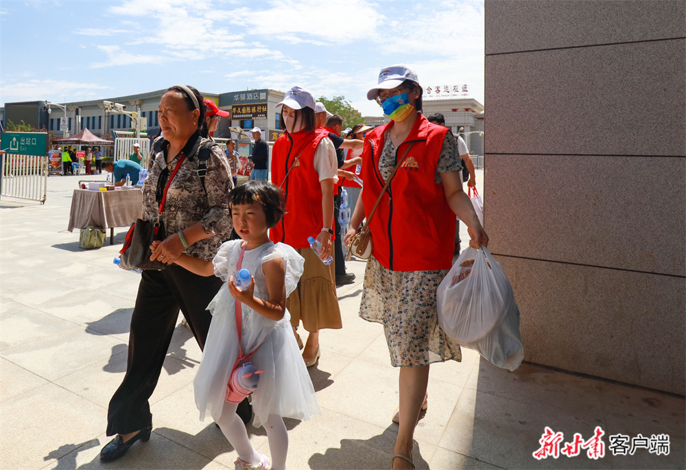 张掖市全力做好滞留旅客调度转运后勤保障等工作　新甘肃·甘肃日报通讯员　殷旭　摄