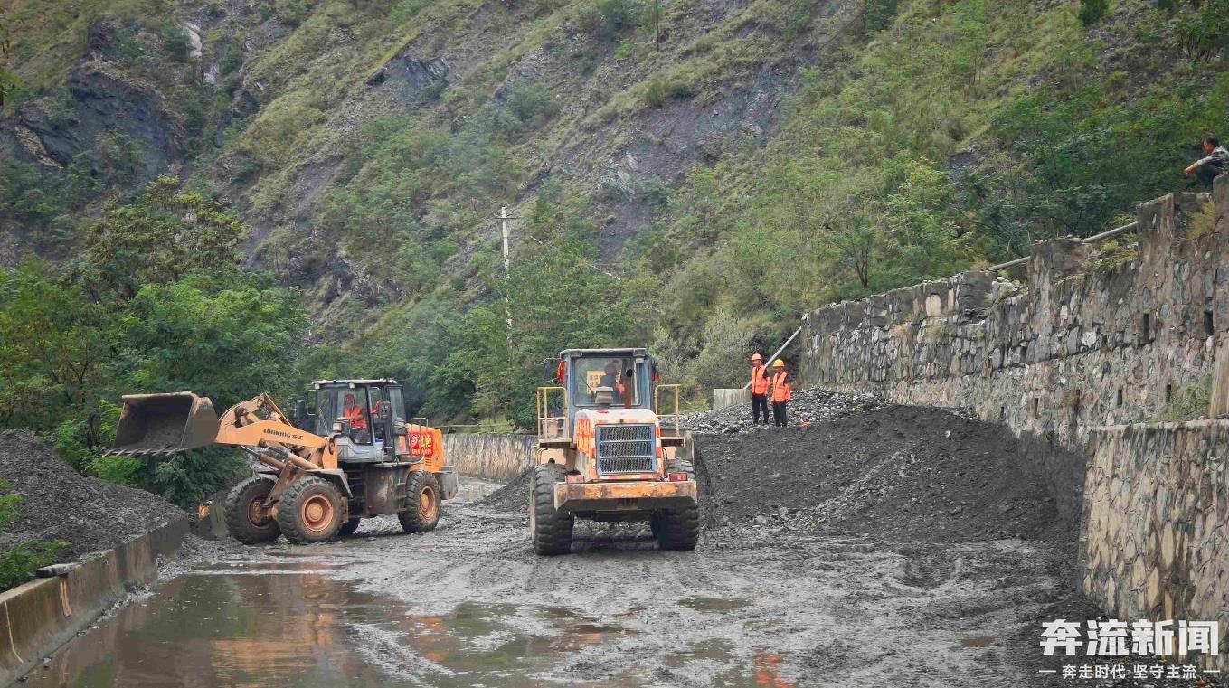 陇南多地拉响暴雨地灾红色预警　部分路段交通中断