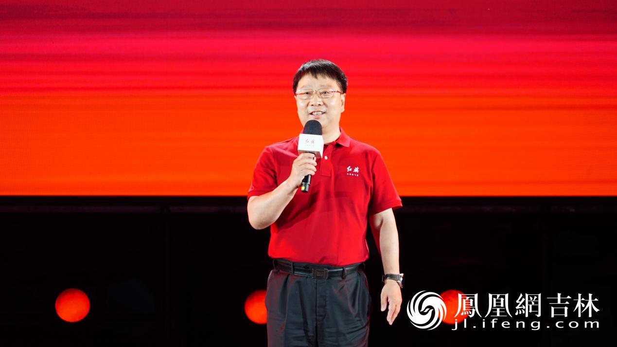 中国第一汽车集团有限公司党委常委、总会计师方世力介绍红旗产品价值理念。