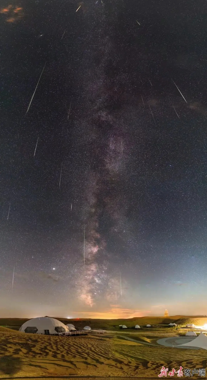 大漠星空相映辉,神秘小镇摘星辰。