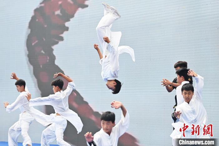 7月13日，“2024年北京体育大学第十五届国际武术比赛交流大会暨首届崆峒山国际武术大会”在甘肃省平凉市崆峒古镇开幕。此次活动有来自中国16个武术流派传承人，以及法国、丹麦、比利时、巴西、墨西哥、厄瓜多尔、古巴等国家60余名武术运动员和国内300余名参赛队员参加。图为活动现场，参加活动人员展示传统武术。中新社记者　李亚龙　摄