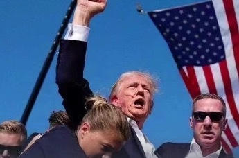 特朗普遭枪击，满脸是血，本人遇袭后首发声