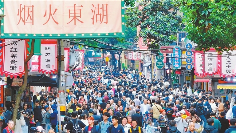 大士院街区吸引了众多游客。 本报全媒体记者 侯艺松摄