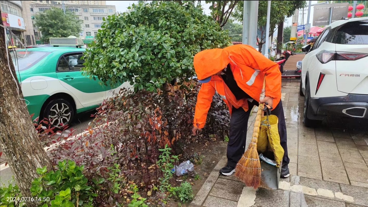 雨中守护者城市清道夫　华亭“橙色精灵”清淤忙