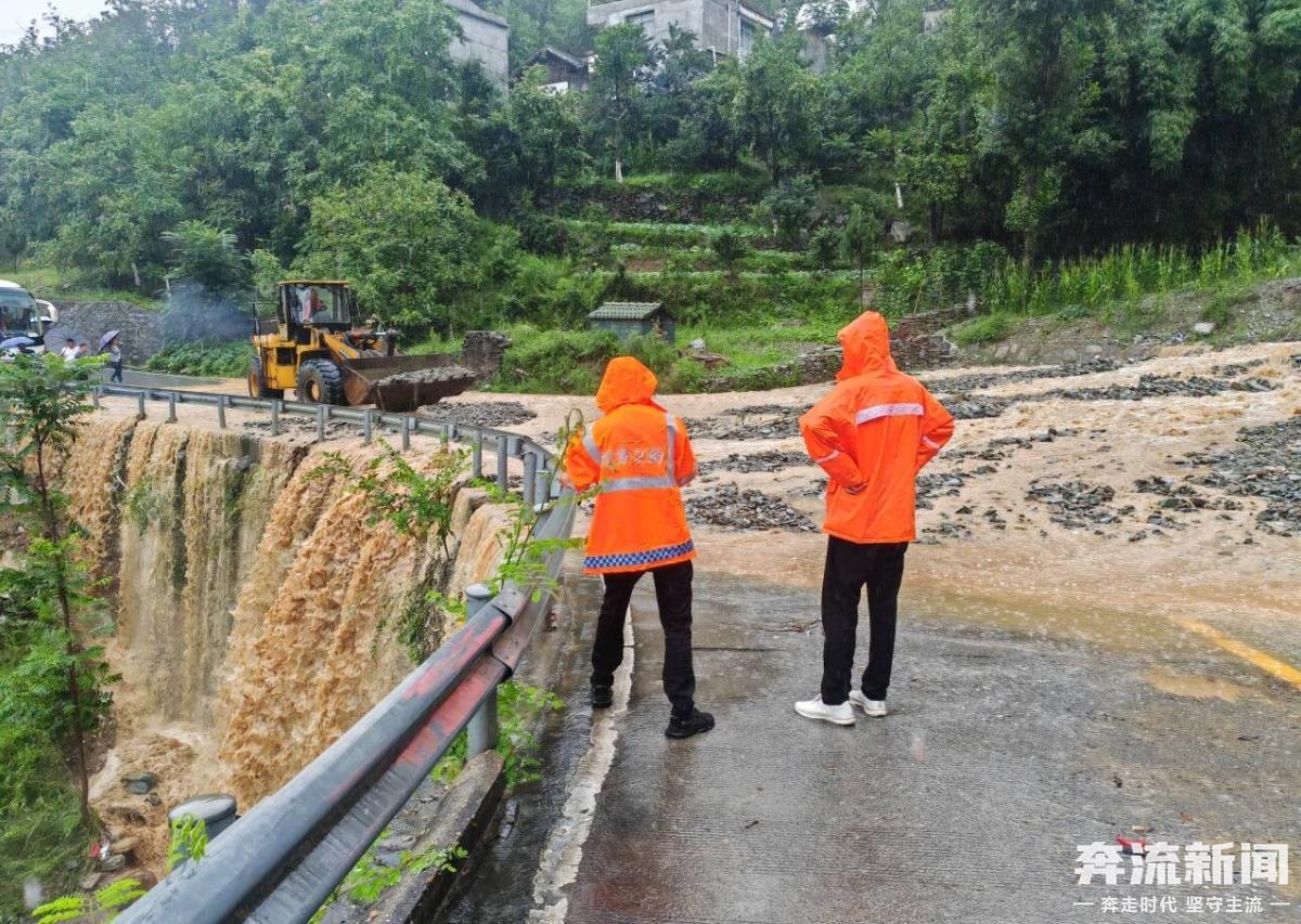 陇南多地拉响暴雨地灾红色预警　部分路段交通中断