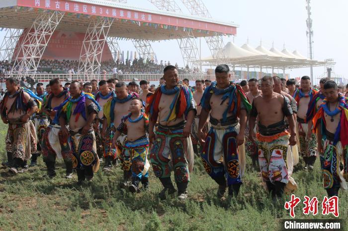 7月14日，内蒙古自治区第34届草原那达慕现场，由512名搏克手组成的搏克手方阵入场。　塔拉 摄