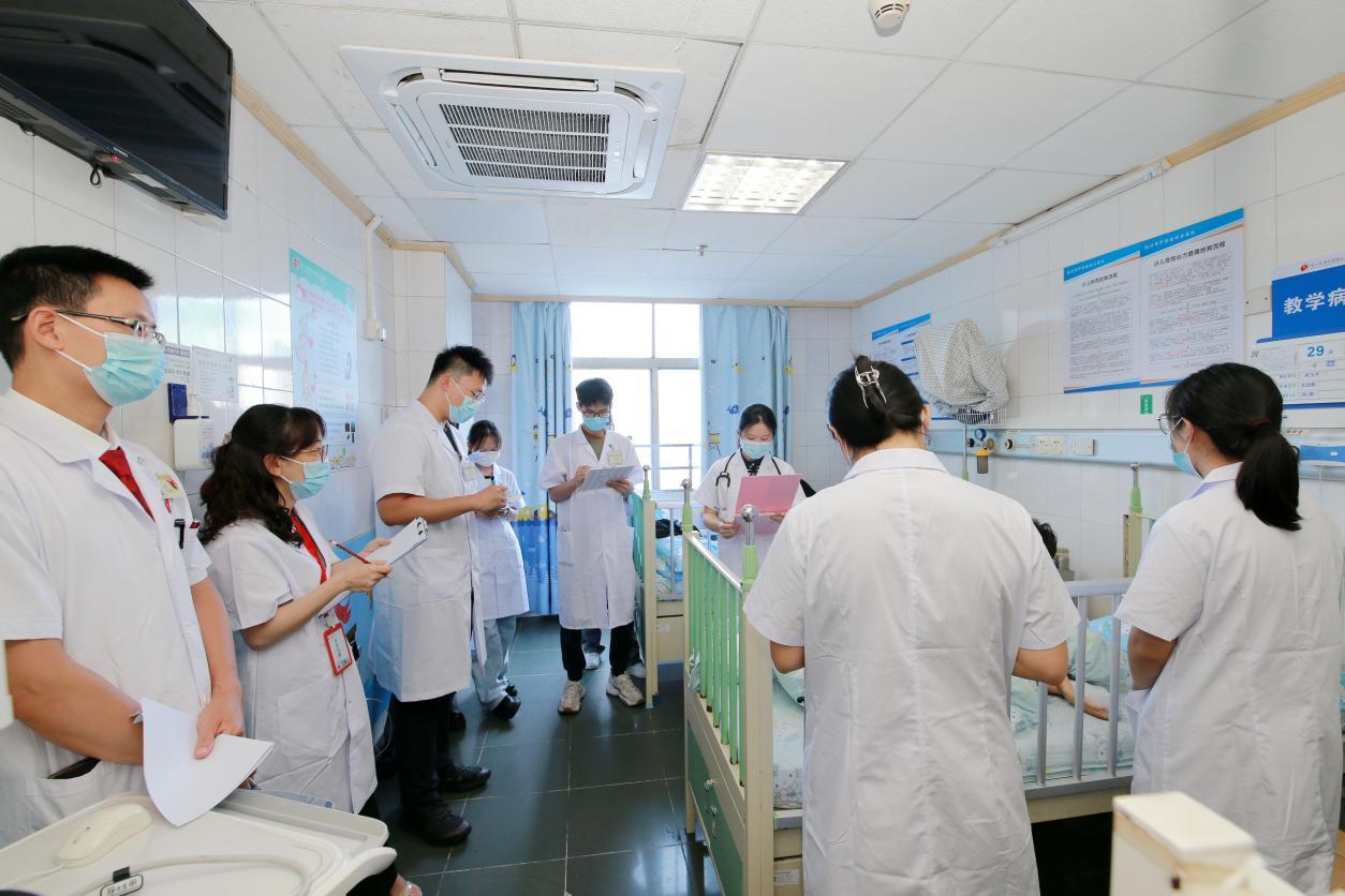 儿科教学实施组专家廖若莎教授(左二)考评教学查房