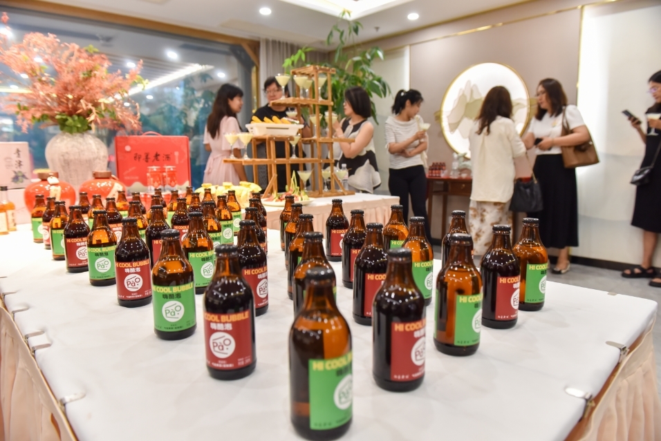 与年轻人碰杯，即墨老酒上新首款”气泡黄酒“ “嗨酷泡”上市，即墨老酒打造年轻人的新型酒饮