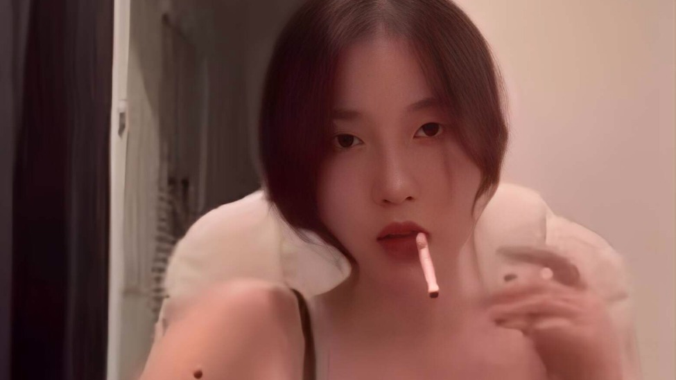 香港小姐大热选手曝丑闻，穿三点式泳装自拍尺度大，回应只是贪玩封面图