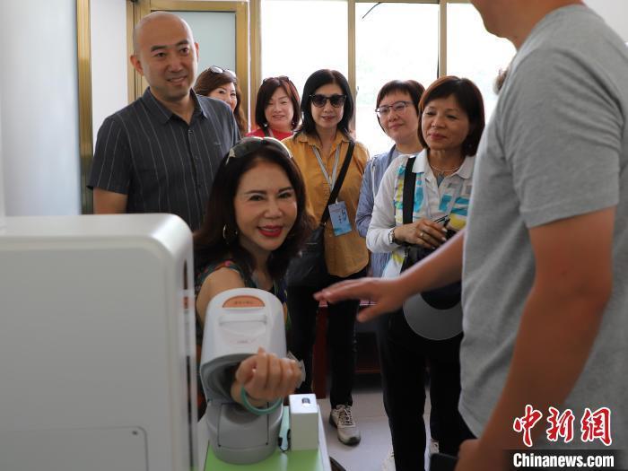 7月17日，全国台联香港台胞经贸文化参访团到甘肃省兰州市榆中县和平镇范家营村健康小屋参访。中新网记者 刘玥晴 摄