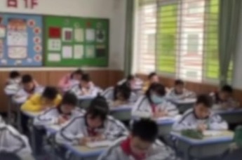 学生家长反映看分数需下载付费APP，此APP曾多次被曝收费问题