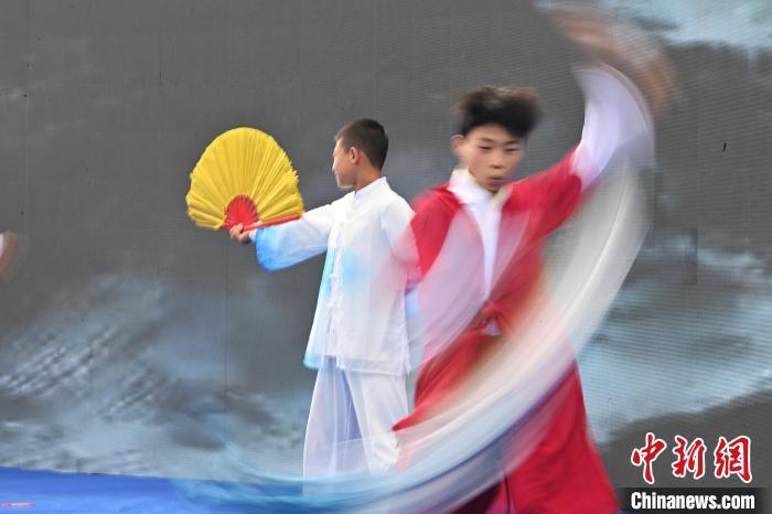 7月13日，“2024年北京体育大学第十五届国际武术比赛交流大会暨首届崆峒山国际武术大会”在甘肃省平凉市崆峒古镇开幕。此次活动有来自中国16个武术流派传承人，以及法国、丹麦、比利时、巴西、墨西哥、厄瓜多尔、古巴等国家60余名武术运动员和国内300余名参赛队员参加。图为活动现场，参加活动人员展示传统武术。中新社记者　李亚龙　摄