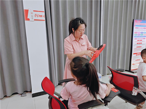 阳信县流坡坞镇开展“制作模型飞机 放飞少年梦想”文明实践活动