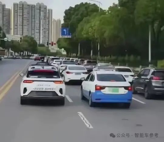 0辆Robotaxi车胎一夜被扎爆..."