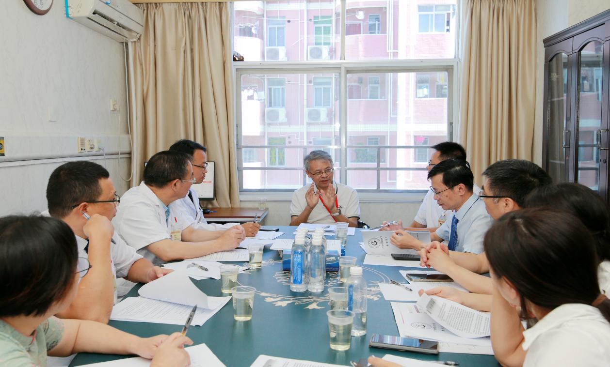 内科教学实施组专家孙志佳教授(居中)现场考评集体备课