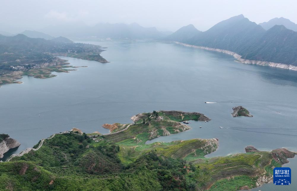 7月13日在宽城满族自治县境内的潘家口水库拍摄的露出水面的长城(无人机照片)。