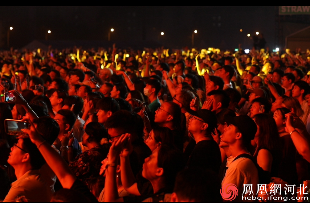 夜晚也没有磨灭乐迷们的热情都沉浸在音乐的海洋中