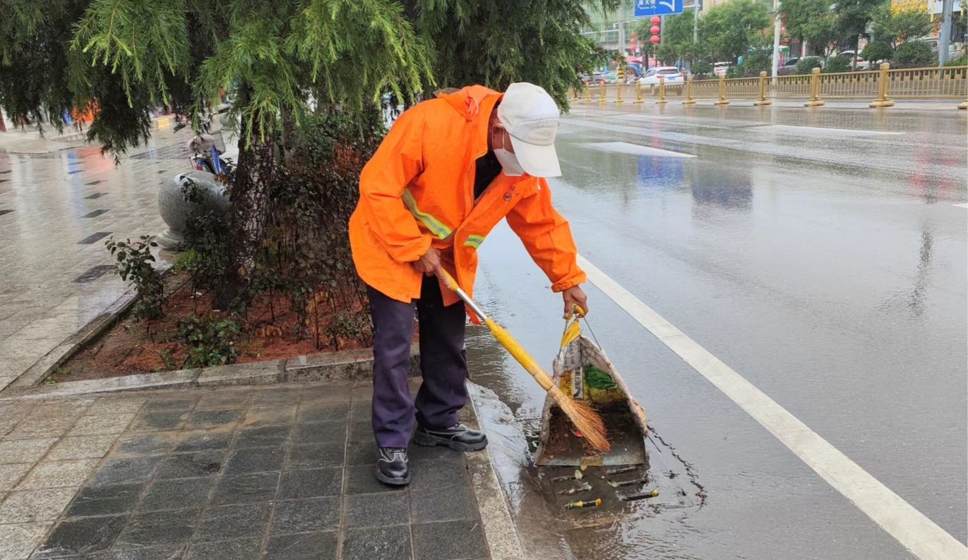 雨中守护者城市清道夫　华亭“橙色精灵”清淤忙