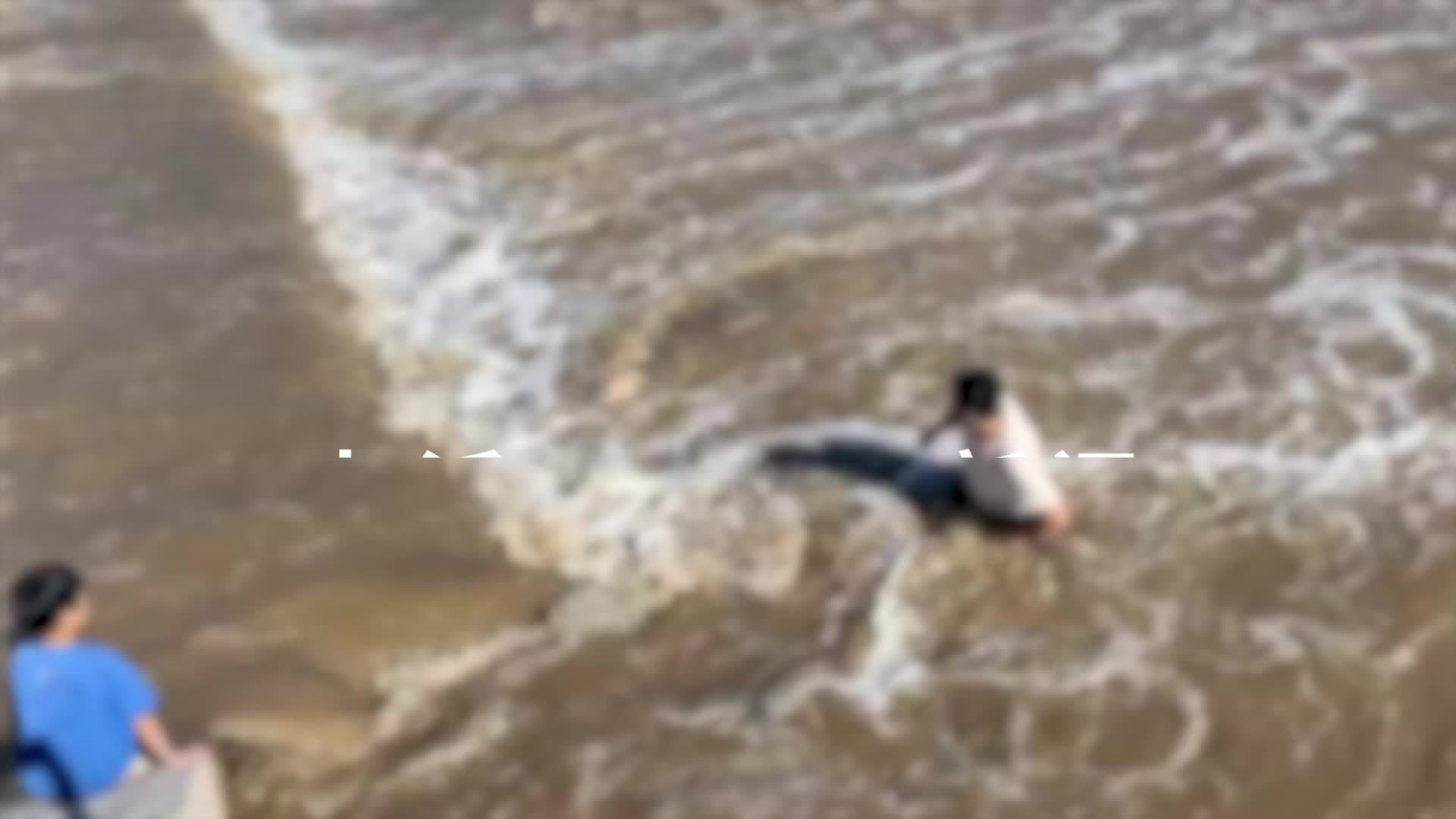 男孩不慎落水急流中挣扎，男子跳河将其救起：妻子在一旁被吓哭了