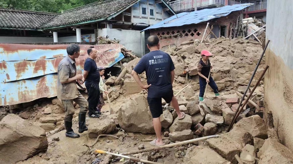 四川广元一乡镇凌晨山体滑坡5000立方米，7户13人提前转移，实现“零伤亡”