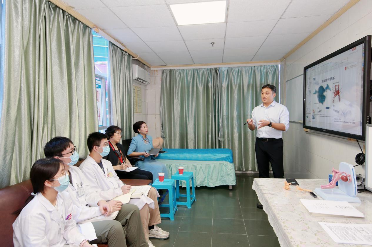 妇科教学实施组专家余庆云教授现场评审