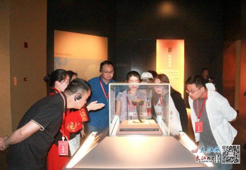 采访团游览“金色海昏”展陈 徐国亮/图