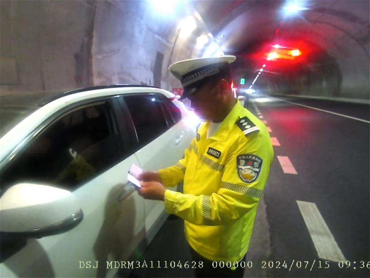 图1：交警在高速纯真内查获违停违警举止.jpg