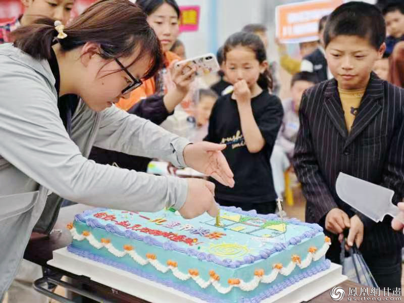今年“六一”，兰大社工雷雪云（左一）陪伴积石山灾区儿童欢度节日。雷雪云供图