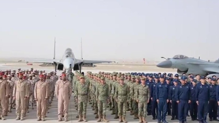 阿联酋最新发布中阿空军联训照片，幻影2000来到中国新疆