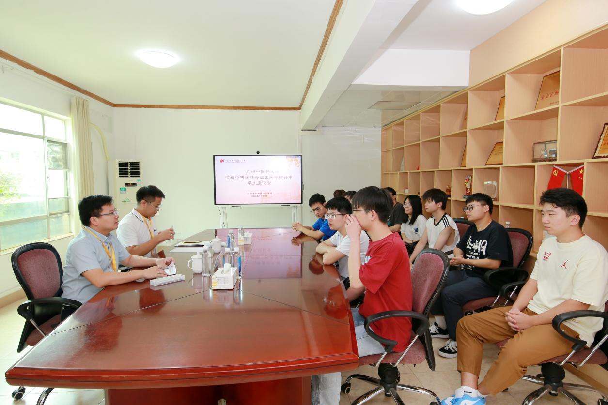 陈杰斯副部长、翟炯主任科员与学生代表访谈