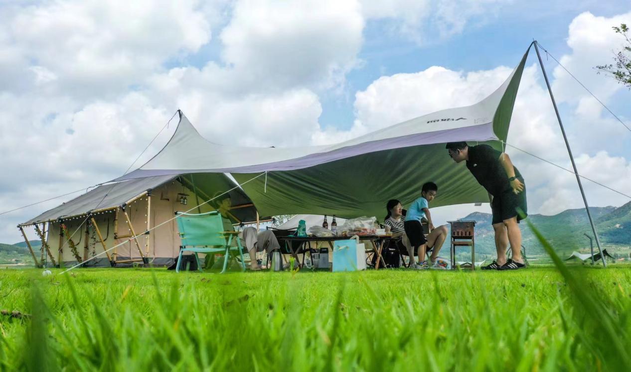 东方九里晴川中，人们撑起天幕，尽情享受大自然的恬静与美好。 叶连俊 摄