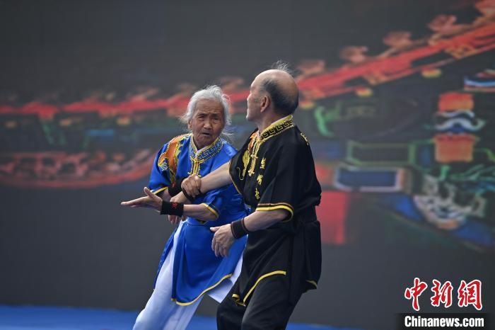 7月13日，“2024年北京体育大学第十五届国际武术比赛交流大会暨首届崆峒山国际武术大会”在甘肃省平凉市崆峒古镇开幕。此次活动有来自中国16个武术流派传承人，以及法国、丹麦、比利时、巴西、墨西哥、厄瓜多尔、古巴等国家60余名武术运动员和国内300余名参赛队员参加。图为活动现场，参加活动人员展示传统武术。中新社记者　李亚龙　摄