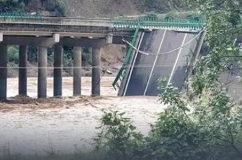 陕西大桥垮塌事故致11人遇难，30余人失联，亲历者：有路人拦车，眼看着车掉下去