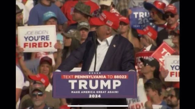 突发：美国前总统特朗普在宾夕法尼亚州的竞选集会上疑似遭遇枪击。视频可