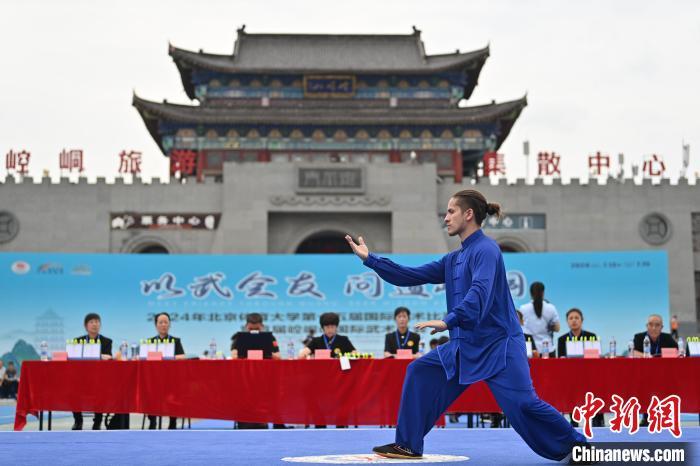 7月13日，“2024年北京体育大学第十五届国际武术比赛交流大会暨首届崆峒山国际武术大会”在甘肃省平凉市崆峒古镇开幕。此次活动有来自中国16个武术流派传承人，以及法国、丹麦、比利时、巴西、墨西哥、厄瓜多尔、古巴等国家60余名武术运动员和国内300余名参赛队员参加。图为活动现场，外籍代表队员展示传统武术。中新社记者　李亚龙　摄