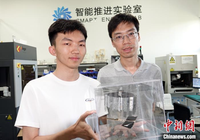 7月17日下午，论文通讯作者、北航教授漆明净(右)和论文共同第一作者、北航博士研究生彭谨哲在智能推进实验室接受采访，展示静电飞行器样机并合影。中新网记者 孙自法 摄