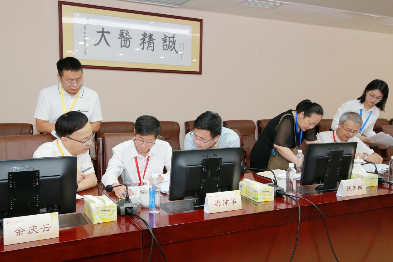 梁沛华评审组组长、陈杰斯副部长、潘华新科长等专家查阅条件管理组资料
