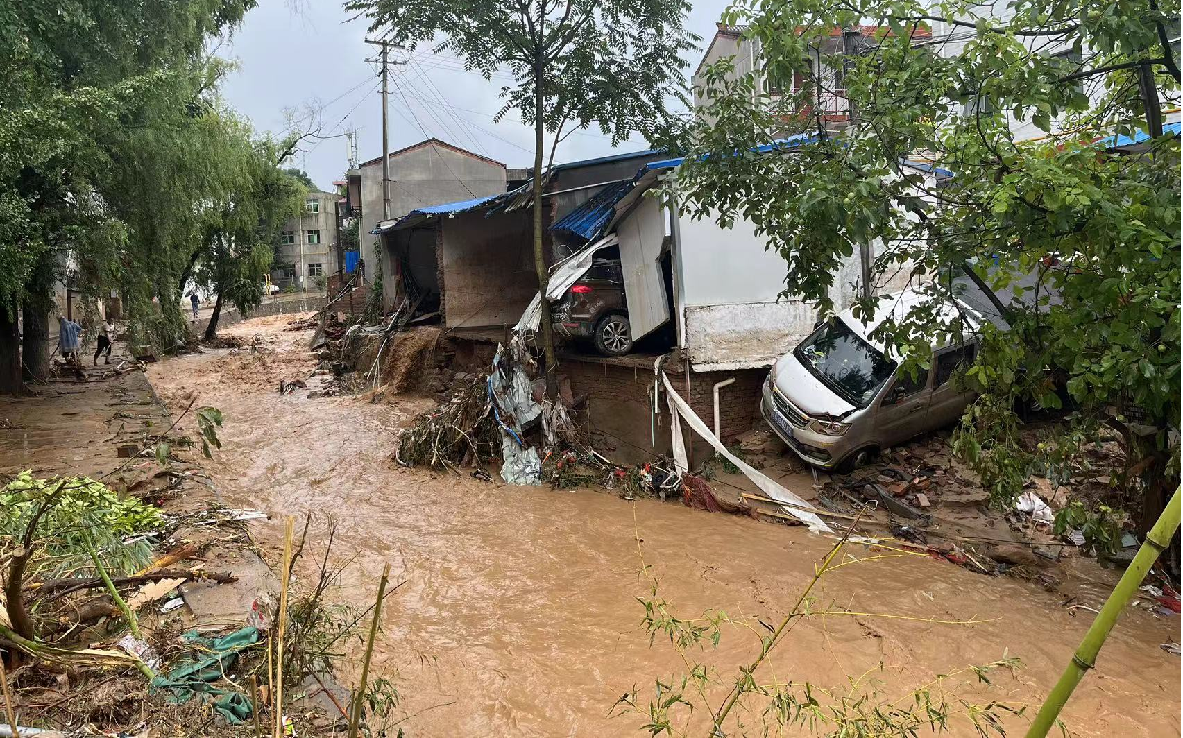 中国人寿财险为宝鸡暴雨受灾群众撑起了一把坚实的保护伞