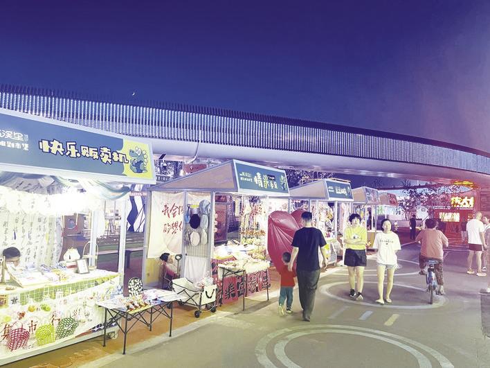南溪里文旅小镇内的众多文创产品受到消费者追捧。