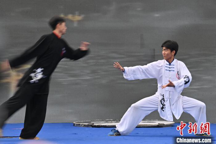 7月13日，“2024年北京体育大学第十五届国际武术比赛交流大会暨首届崆峒山国际武术大会”在甘肃省平凉市崆峒古镇开幕。此次活动有来自中国16个武术流派传承人，以及法国、丹麦、比利时、巴西、墨西哥、厄瓜多尔、古巴等国家60余名武术运动员和国内300余名参赛队员参加。图为活动现场，参加活动人员展示传统武术。中新社记者　李亚龙　摄