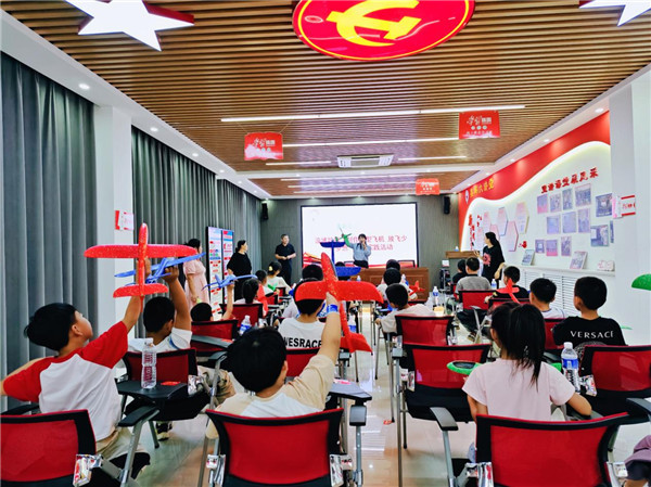 阳信县流坡坞镇开展“制作模型飞机 放飞少年梦想”文明实践活动