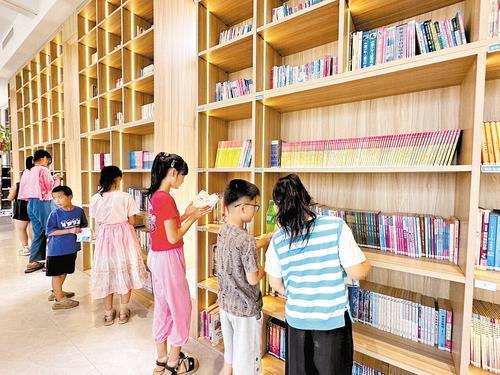 7月6日下午，唐山市丰润区“逐光图书馆”内，小读者们正在选阅书籍。本报记者 汤润清摄