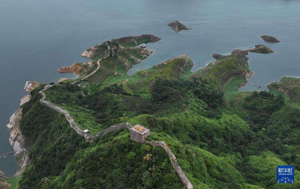 7月13日在宽城满族自治县境内的潘家口水库拍摄的露出水面的长城(无人机照片)。