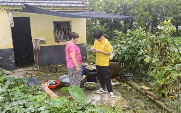 志愿者赴连岗村村民家中开展调研